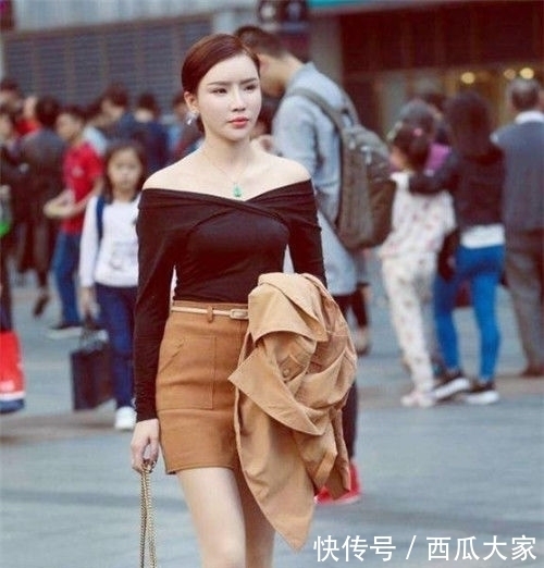  #身穿#街拍高颜值的小美女，身穿黑色蕾丝，实在甜美