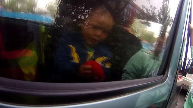 汽车上的“应急孔”，人被锁在车里打不开车门，戳一下它门就开了