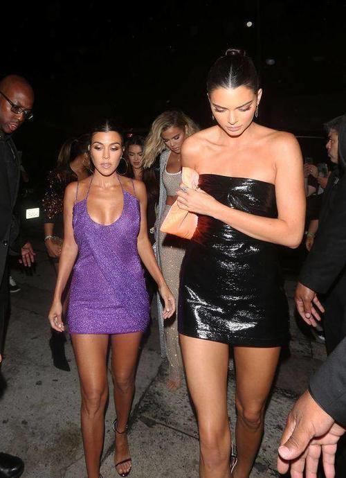 卡戴珊姐妹霸气出镜，穿紧身裙时尚性感，网友：张张有亮点！