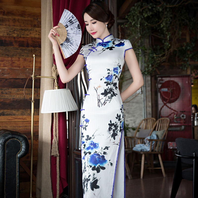 身材丰满的女人不要穿裙子，穿这样的“小女人”旗袍，风情万种