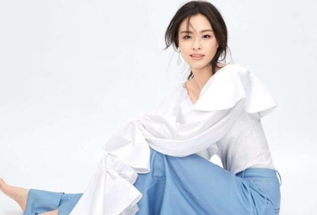 『棉服搭配』吴敏霞和丈夫出行好真实，棉服西裤秀麻杆腿，红唇配马尾气质真好
