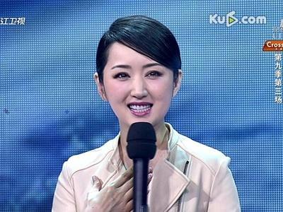 杨钰莹全家照，妈妈依旧很有魅力，回应谣言称：他是我的初恋