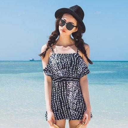 泳衣太露，不敢穿？今夏流行的连体泳衣，露比不露更显清纯小性感