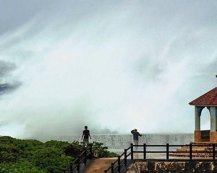 台风＂利奇马＂席卷日冲绳:1万多户断电 超市被买空