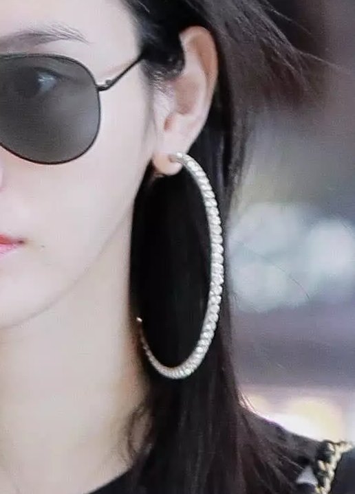 奚梦瑶把双腿塞进很窄的牛仔裤还能束衣服，网友:80斤有没有?