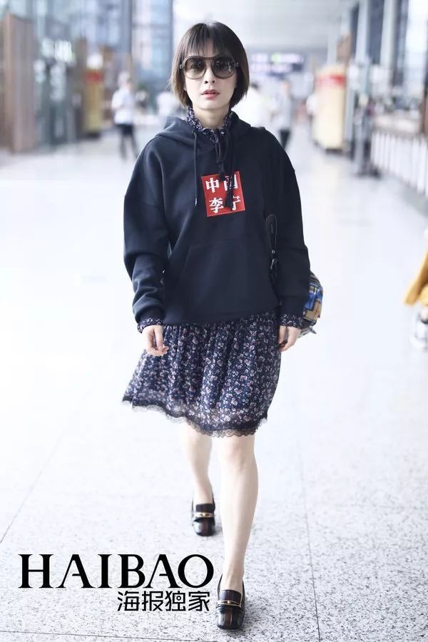 瘦回巅峰的赵薇年轻10岁!白百何这脸是怎么了?【海报街拍】