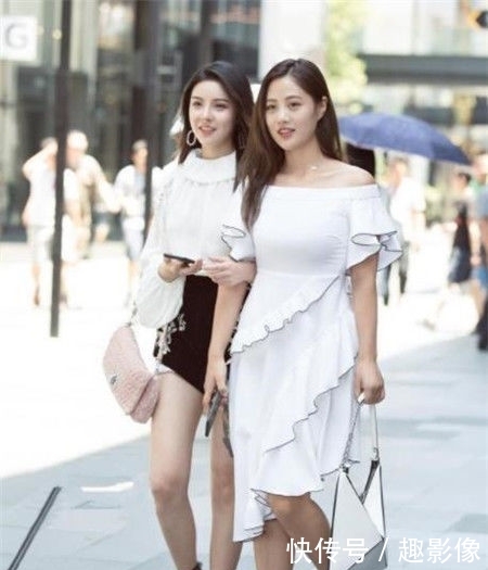  『女人味』街拍：身穿露肩白色时尚款连衣裙，秀出雪白的香肩，具有非常性感的女人味