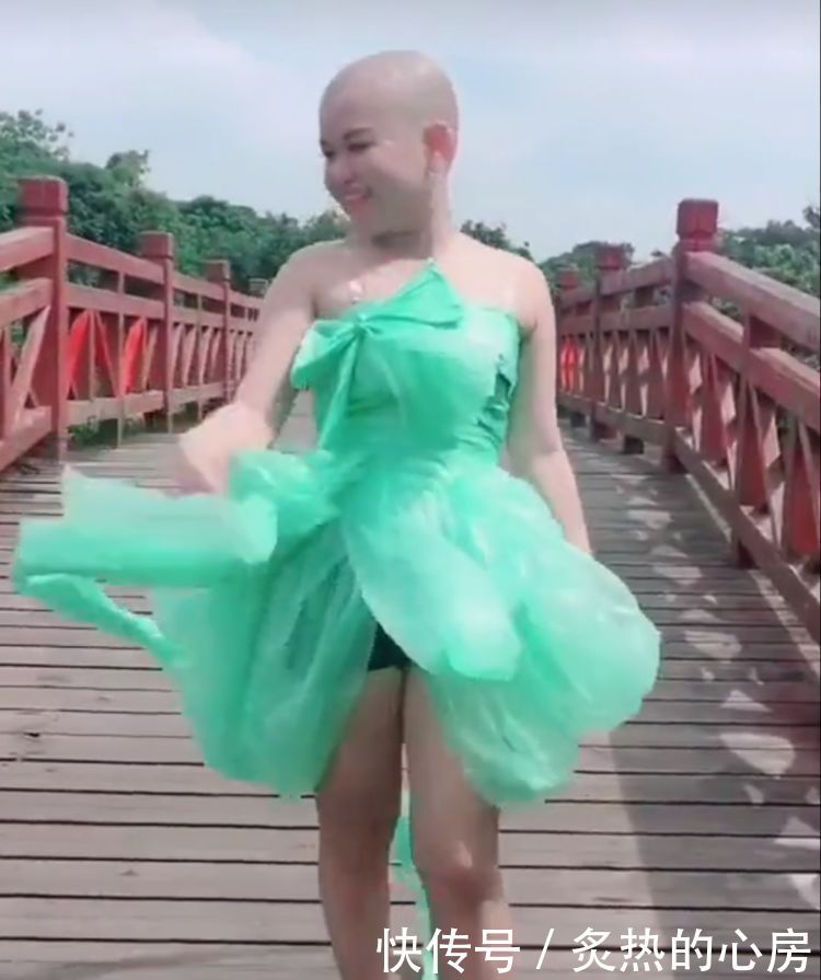 女子剃光头穿着“塑料袋”在街上走秀，得知她真实目的，真辣眼睛