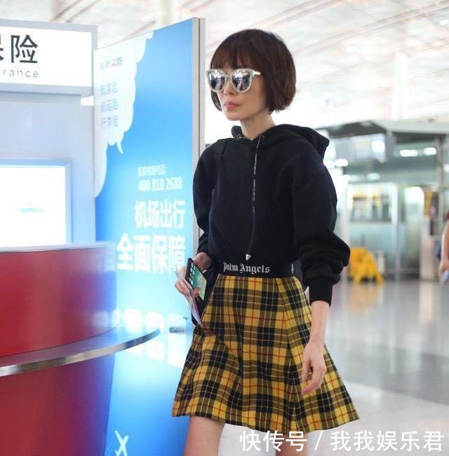 鲁豫竟穿短裙了！格子裙配卫衣搭配像学生，看到腿真的不敢减肥了