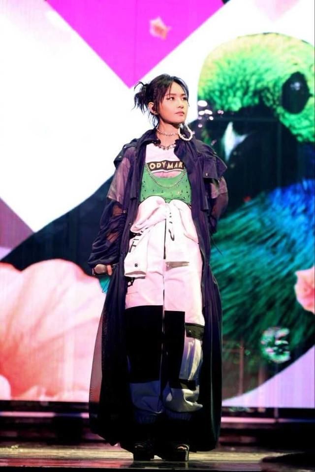 周笔畅的时尚一直难懂，金属夹子配“胡须”，上演现实版唐僧？