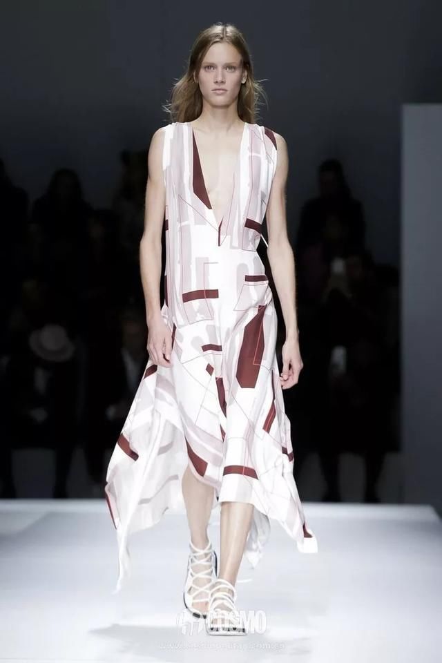 T型台｜艾玛罗伯茨这一身真好看，不过这是去看秀还是去上班？