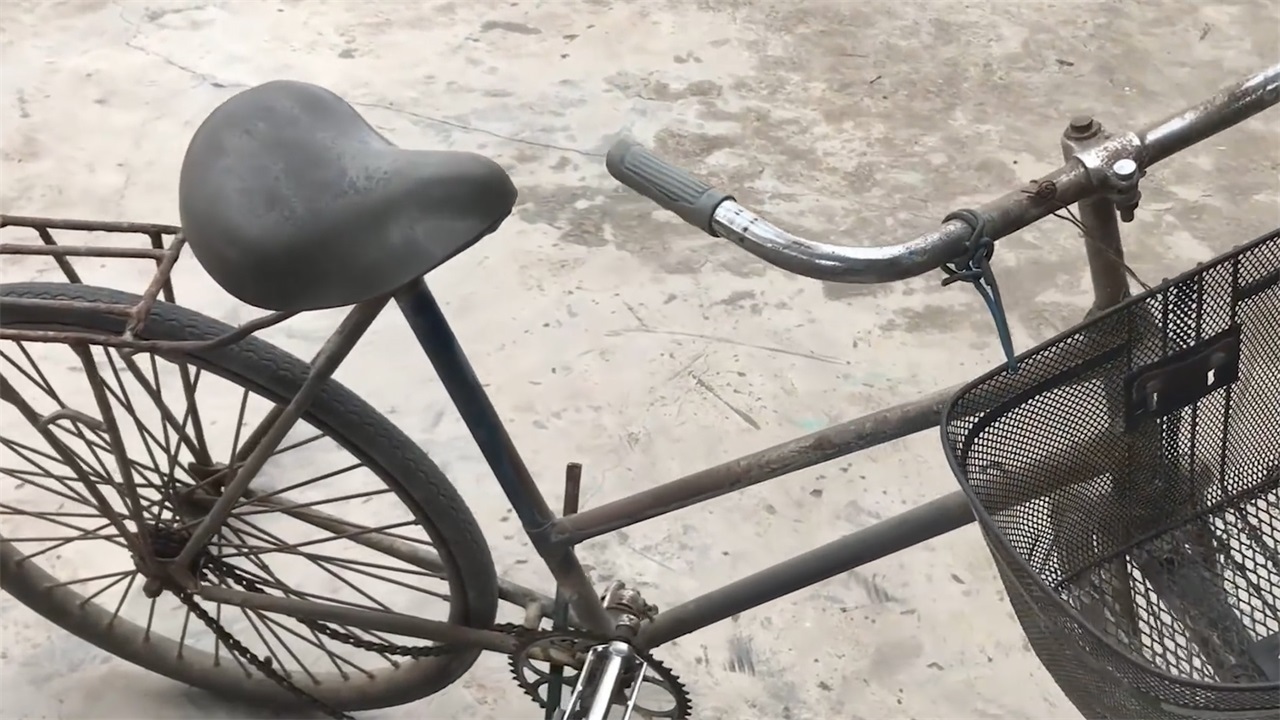  #农村#外国农村老大爷发明新型铁锹，效率提升5倍，10块钱造一把