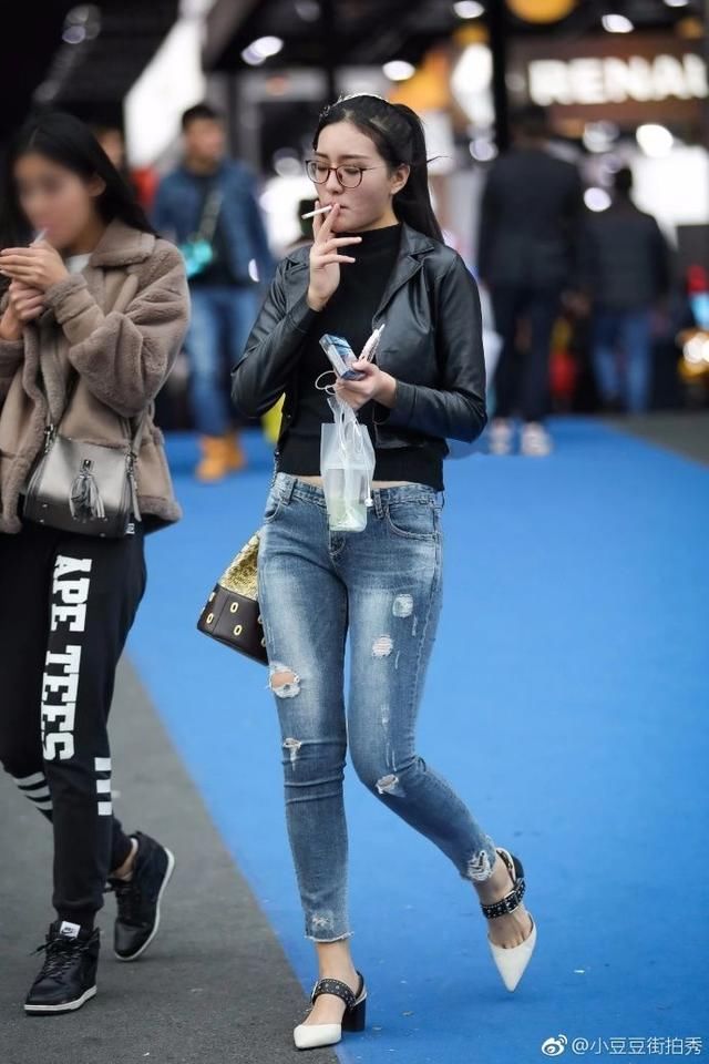 路人街拍，性感的小姐姐，吸烟有害健康哦