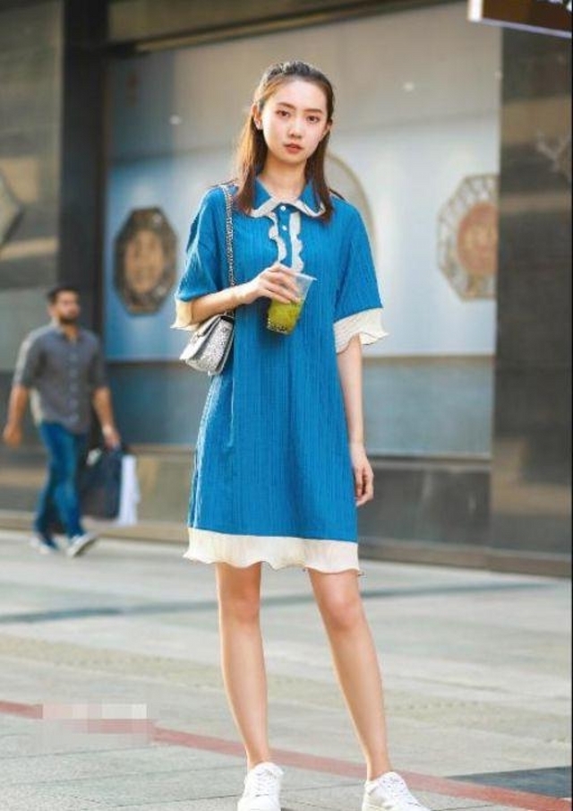 『显得』路人街拍,靓女蓝色的卫衣搭配小脚牛仔裤,尽显十足的女人味