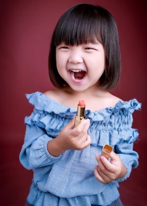 11岁女孩，同学们从未见过她的素颜，医生：她的骨龄才5岁！