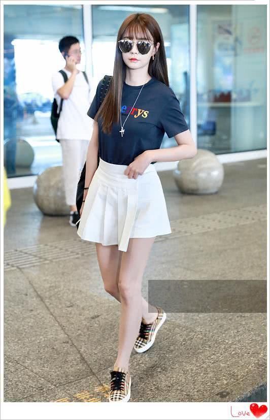 当沈梦辰穿百褶短裙撞上李菲儿，网友:比腿不相上下，比脸差远了