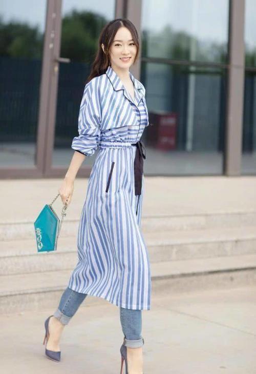 霍思燕不愧是好老婆，开叉长裙下面搭长裤，网友：杜江可以放心了