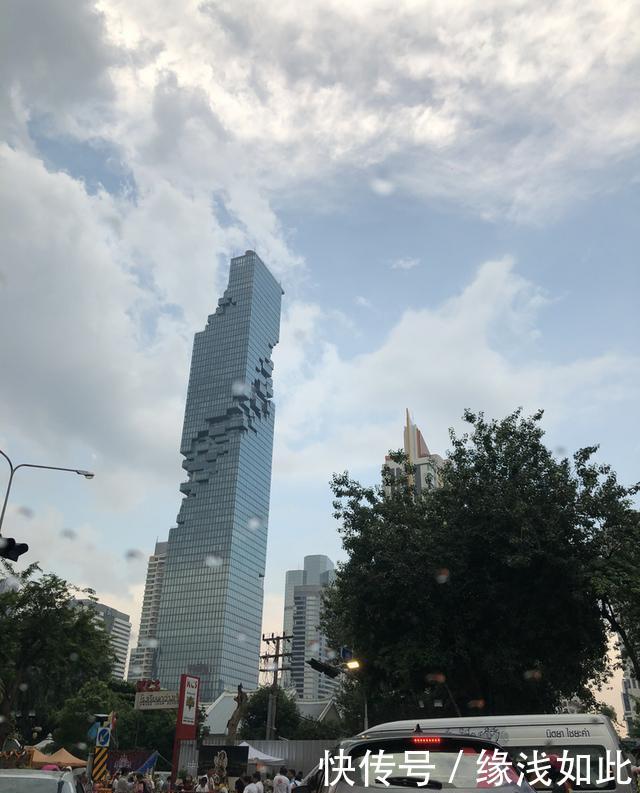 泰国航空波音777公务舱之旅,过道宽得离谱,十几年飞机保养不错