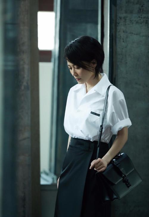 俞飞鸿小玩性感，白色裙装深V露“沟壑”，下半身中间开衩到大腿