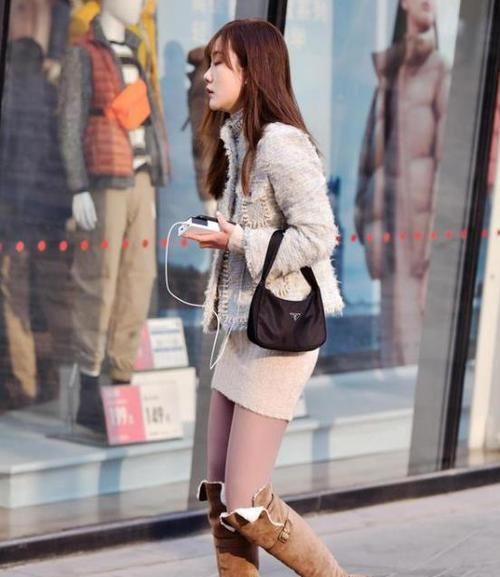  粉色：美女时尚街拍：沉鱼落雁的美女，一件粉色的套装，时尚气质女神美