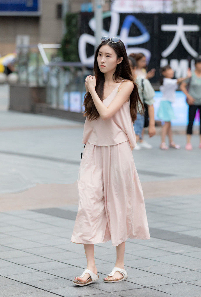 街拍路人，初秋时节不知如何穿搭，不妨参考这几款搭配