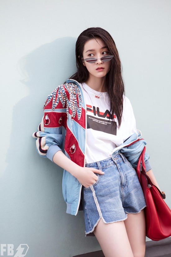 张雪迎时尚大片新鲜出炉 随性演绎城市精灵