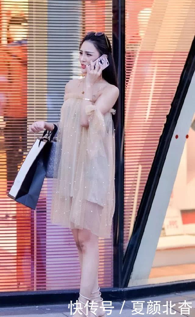 『小姐姐』路人街拍,姑娘优雅婉约,穿着一件一字肩的纱裙,十分的浪漫