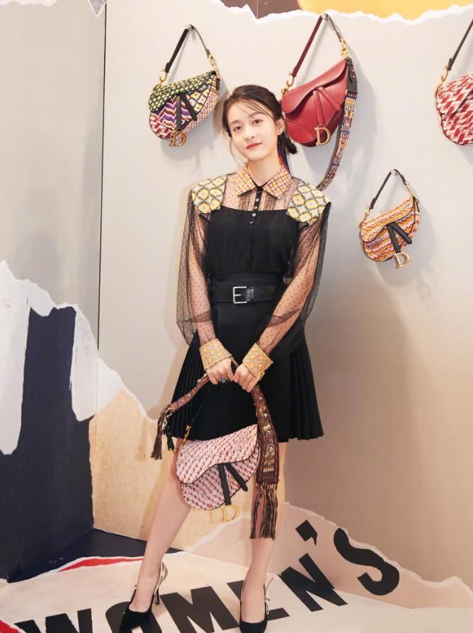 张雪迎也爱上“垫肩”,未修图双腿像柯基,怎么就敢说杨紫丑了?