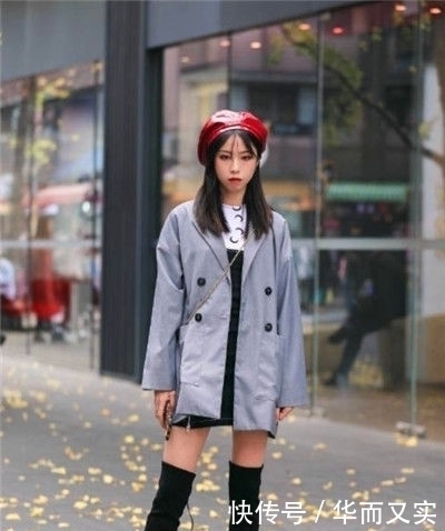  小美女|街拍：小美女身穿白色吊带配短裤，秀出纤细长腿，媚而不俗