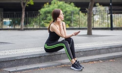 个性张扬的打底裤美女，潮流感十足，秀出曼妙身材！