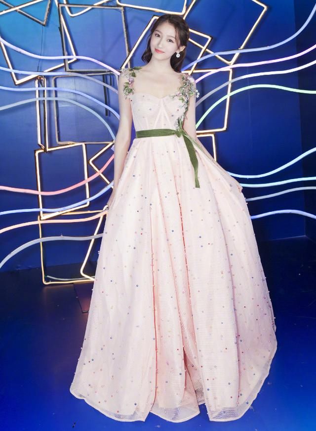 关晓彤邋遢像个大妈，穿拖鞋在机场飞奔，网友:鹿嫂你变了!