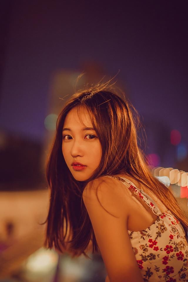 清纯碎花裙美女深夜街拍性感写真图片