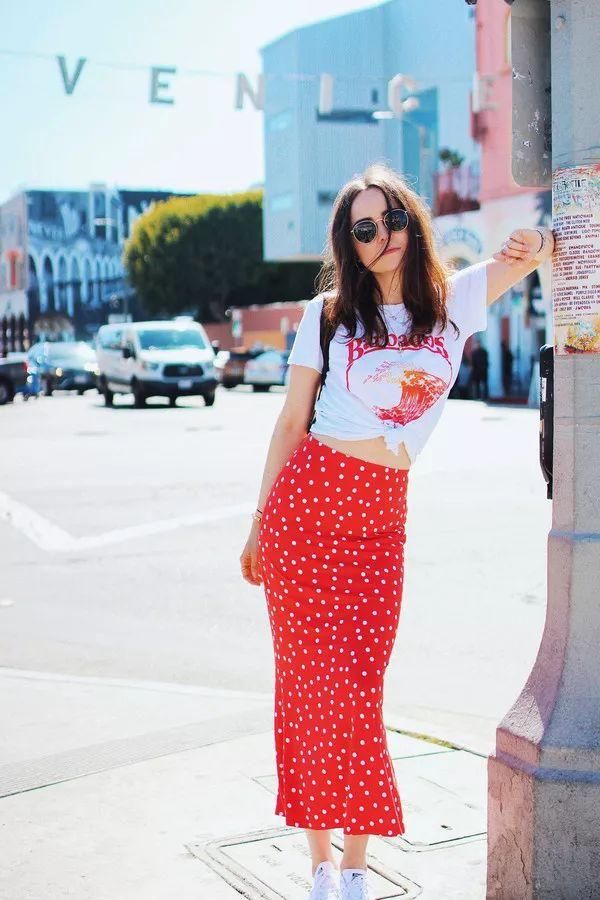 白色上装+亮色下装的三种穿搭方式，减龄显瘦正流行，贝嫂肯豆都