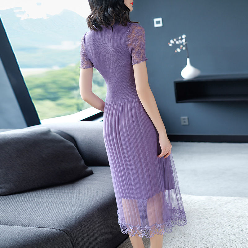 如若你皮肤偏黄，试试“白嫩裙”，40-53岁女人穿洋气又减龄