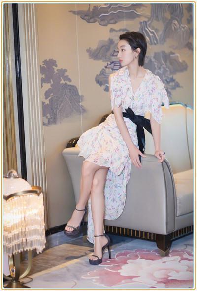 周冬雨豁出去了！脚踩“两根针”现身活动，网友：这怎么走路？