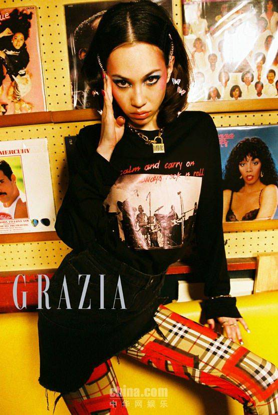 猫系少女水原希子＂孔雀妆＂ 混搭港式复古街头风