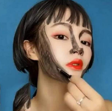 「 化妆」拿出化妆工具把脸涂的很黑，就像换了一张脸，女孩嫌弃自己脸大