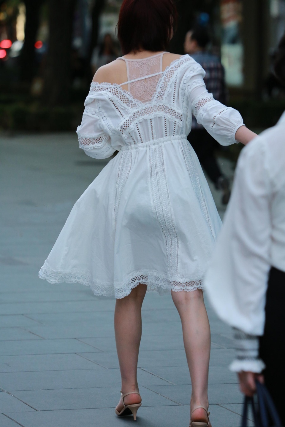 街拍：白色连衣裙美女，网友：后面的大哥像保镖