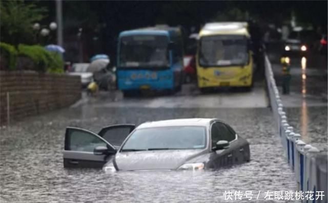  [高速]跑高速遇到积水怎么办？急刹车还是变道？交警：这都不是