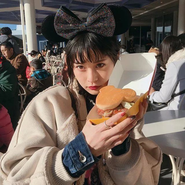 年仅21岁身高167的横田成当红的杂志麻豆，坐拥日圈26万粉丝，超