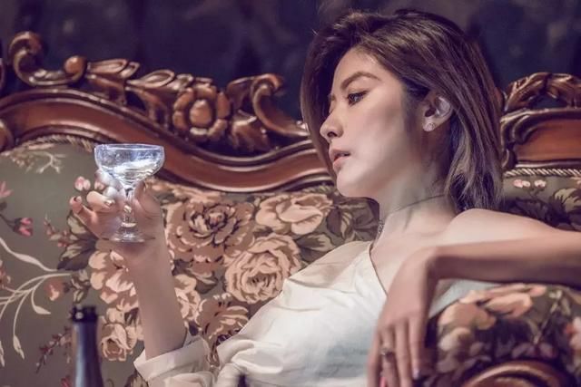 脸再大也拒绝整容，回怼代孕传闻，她是香港最后一个天后