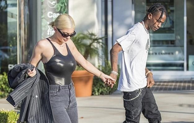 卡戴珊小妹穿乳胶运动衫上街,肩膀带子被勒成一条线是怎么回事