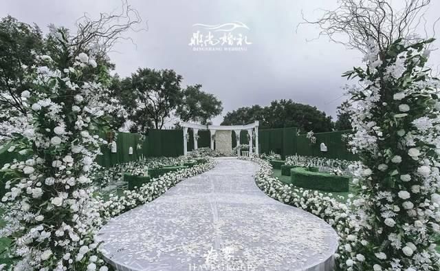  草坪：它是一场温暖与烂漫的室外草坪婚礼