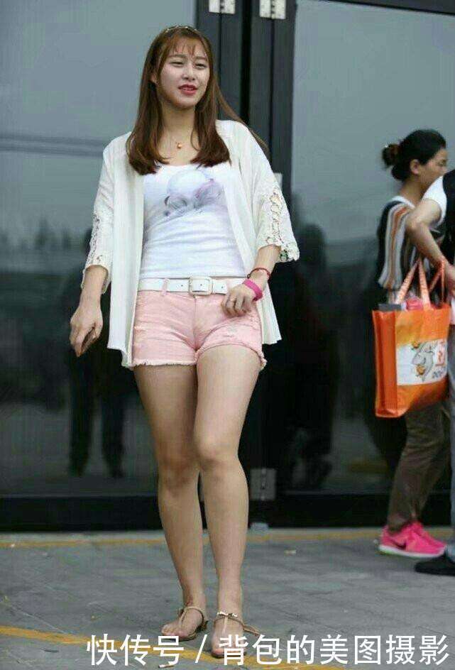 路人街拍，图二中的时尚辣妈选择了紧身裤加高跟鞋，大长腿很迷人