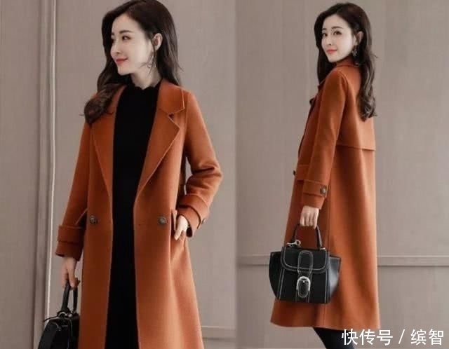 「大衣」建议:聚会时千万别穿羽绒服,大衣+毛衣+瘦瘦袜,美到犯规