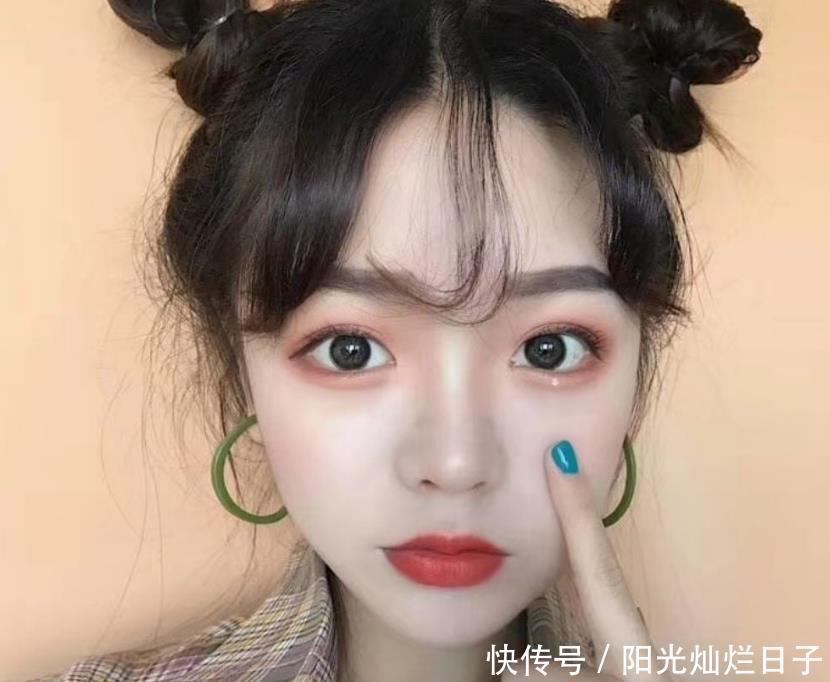  [女孩]自带美瞳的女孩，素颜既有点土又有点潮