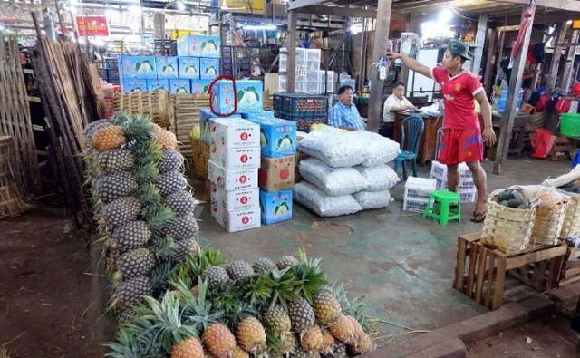 中国游客在泰国游玩时,当看到水果摊上的标识语,国人大怒回国！