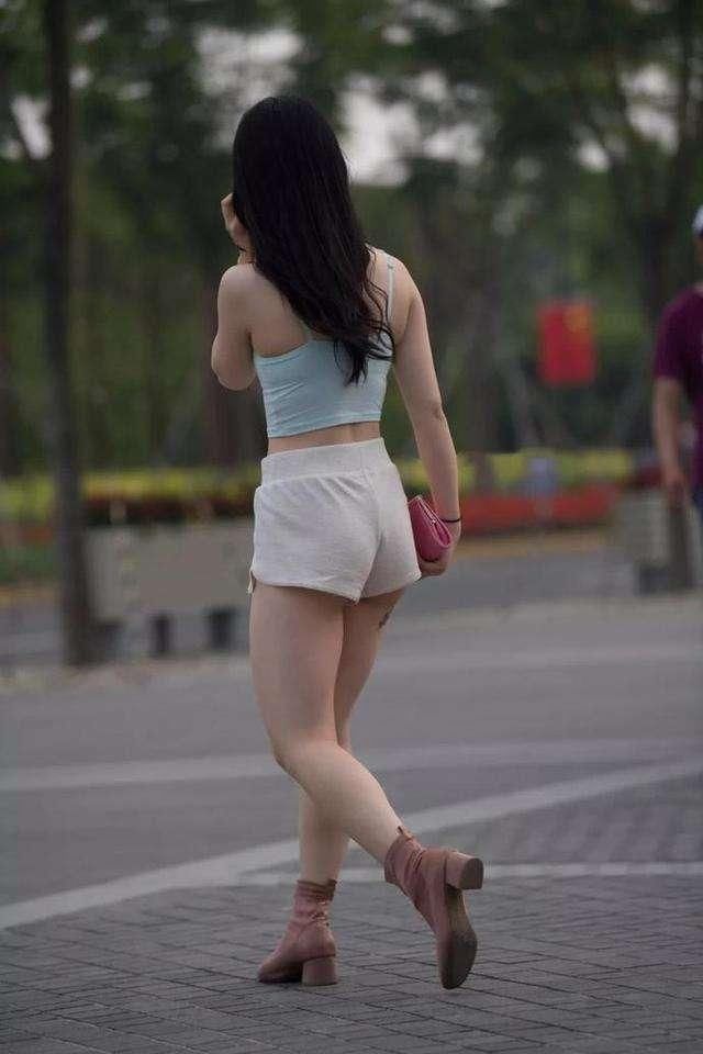 颜值和上半身都无可挑剔的美女，输在了一双腿上!