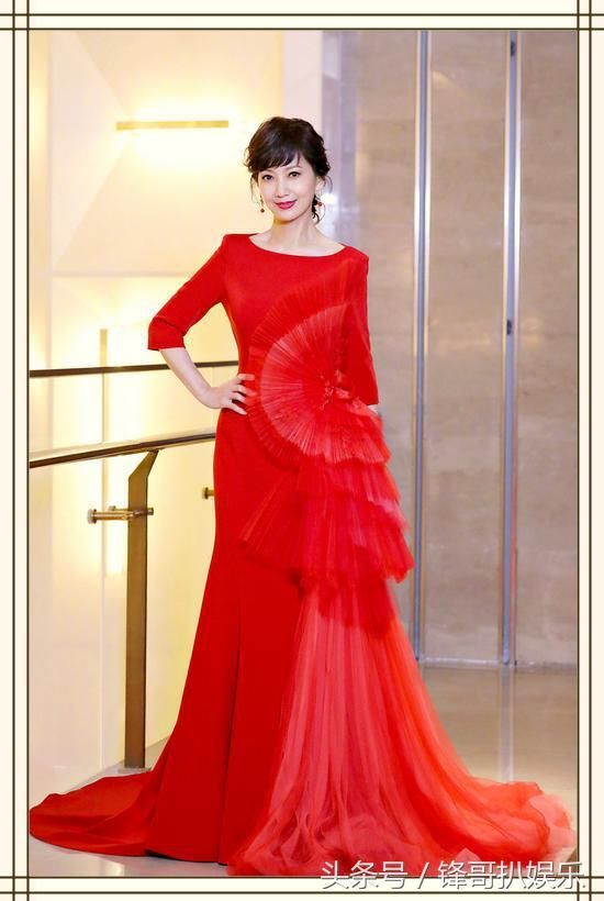 赵雅芝这蕾丝衫穿的，连打底裤都遮不住，网友:她老公真的放心?