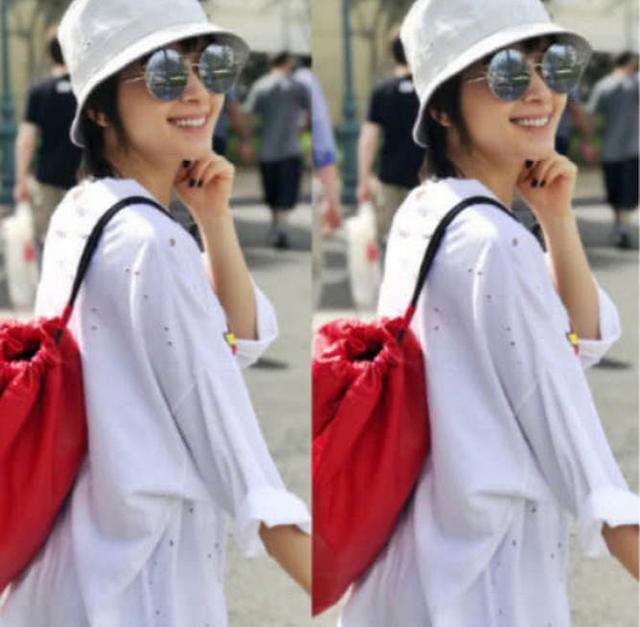 王子文晒街拍，夏天穿大靴子，网友脚不臭吗？